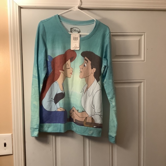 NEW Disney Little Mermaid Kiss the Girl sweatshirt Size Medium Ariel and Eric - Picture 2 of 6